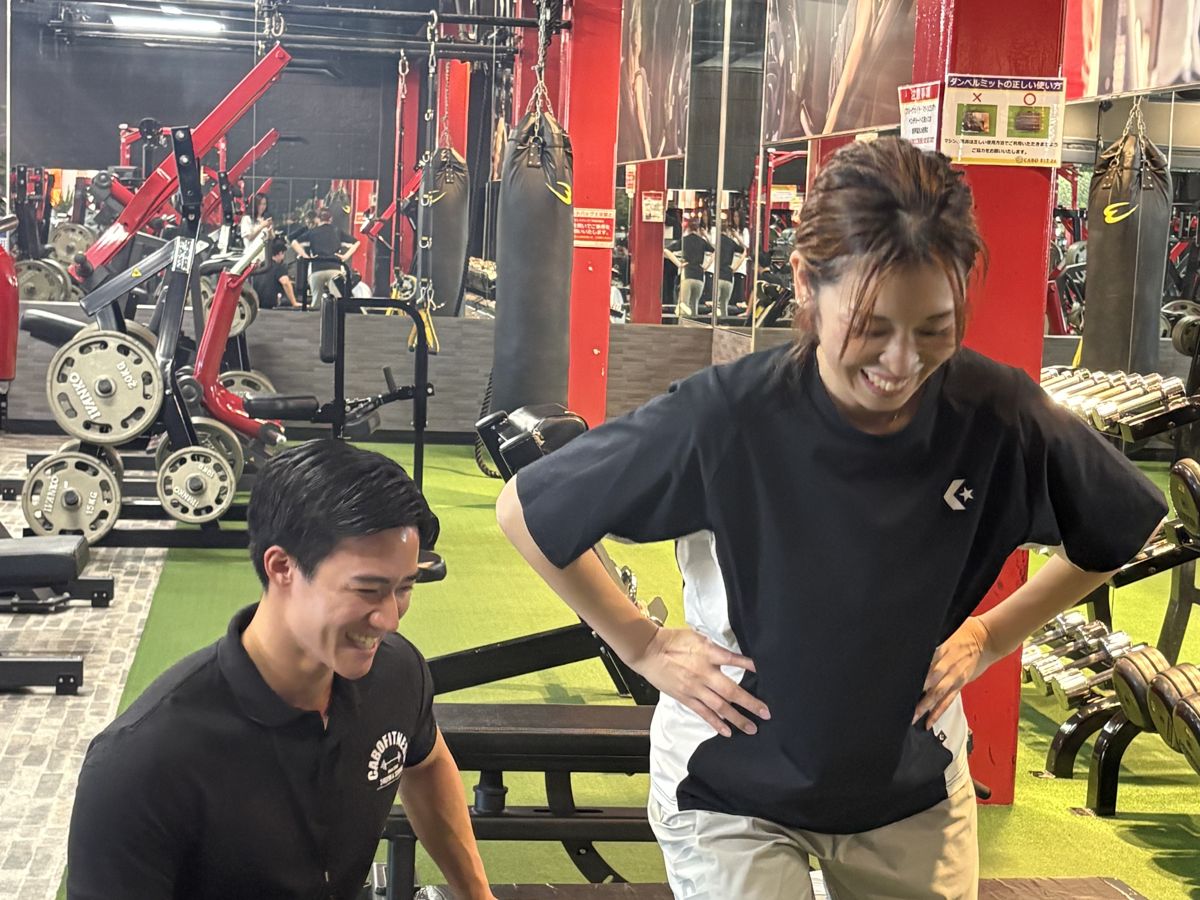 宝塚のパーソナルジムCABOで、トレーナーと女性の会員さんが笑顔でトレーニングしている様子